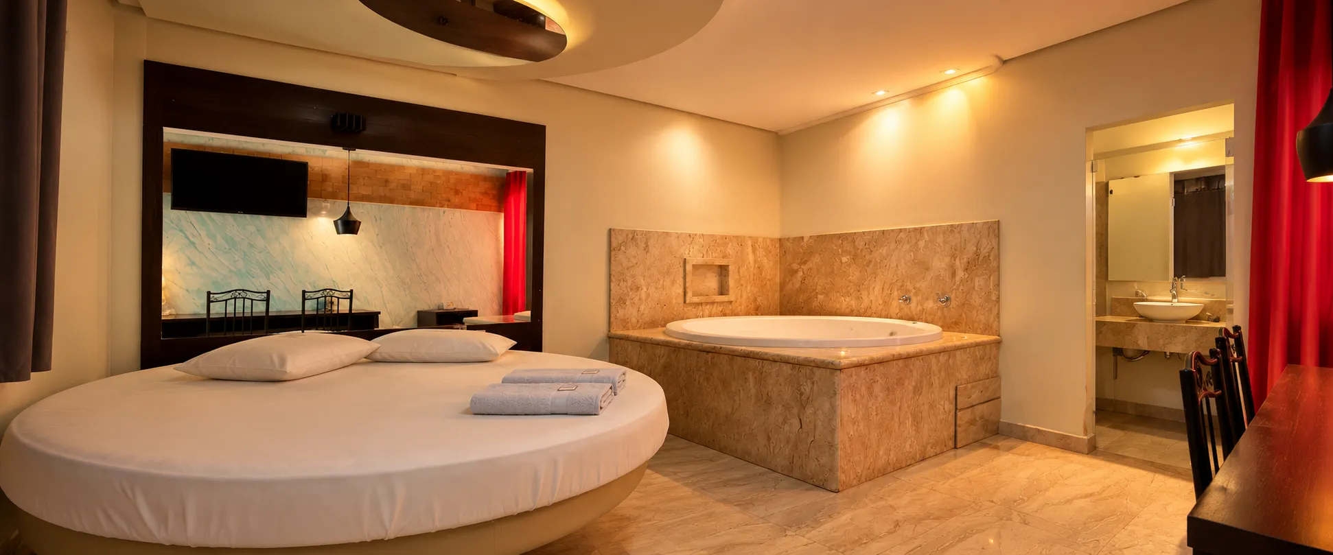 Suíte romântica com jacuzzi e cama redonda do Motel e Pousada Talismã em Campo Grande MS